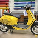 Tem xe Vespa mẫu Versace thời thượng