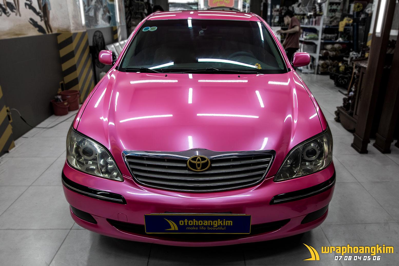 Toyota Camry Full Wrap Gloss Fluorescent Neon Pink — góc 2